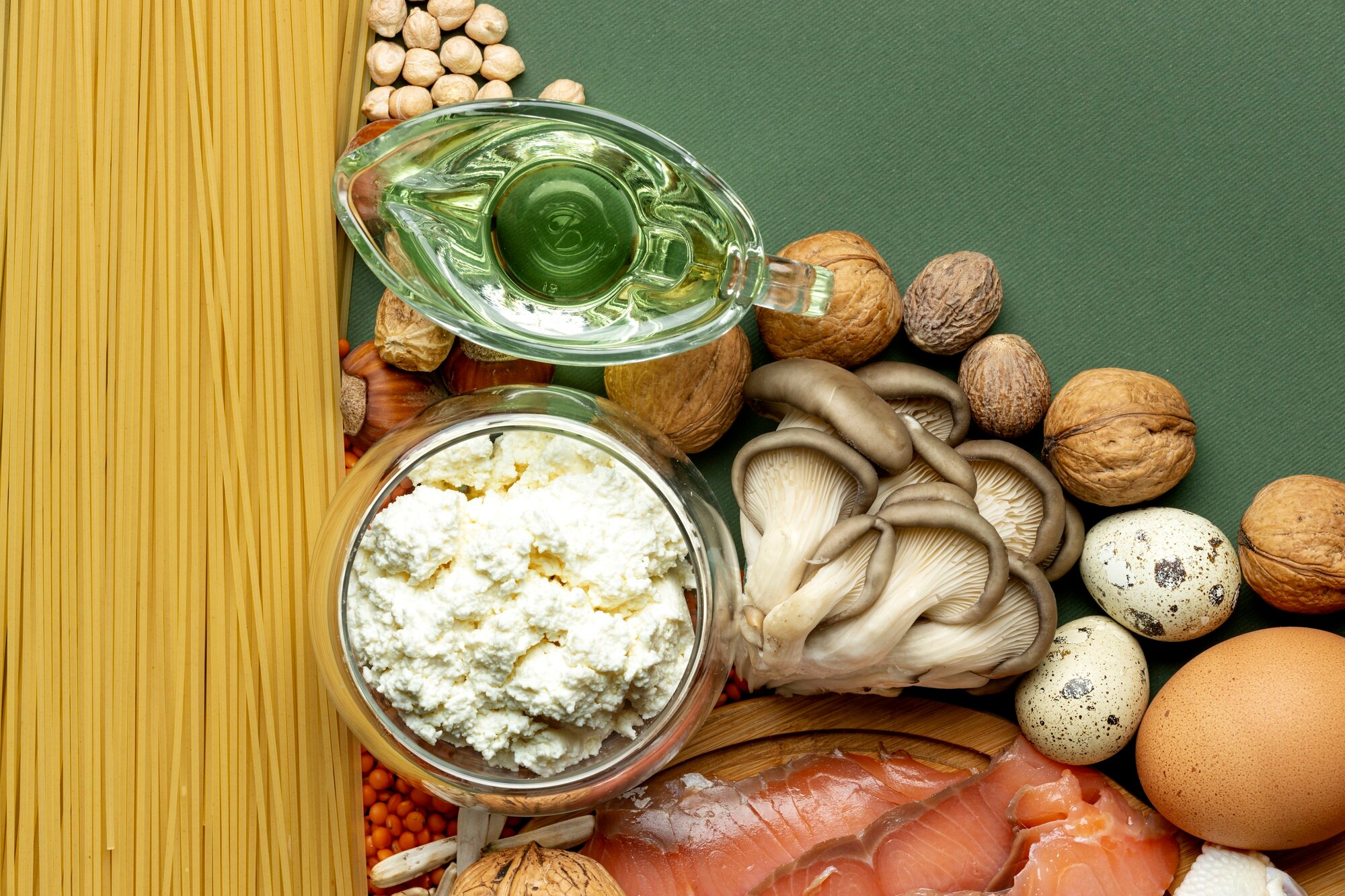 Alimentos frescos y nutritivos ricos en nutrientes para la salud articular: verduras, frutos, proteínas